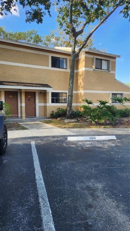 2-bedroom Property — 210 Palm Cir E
