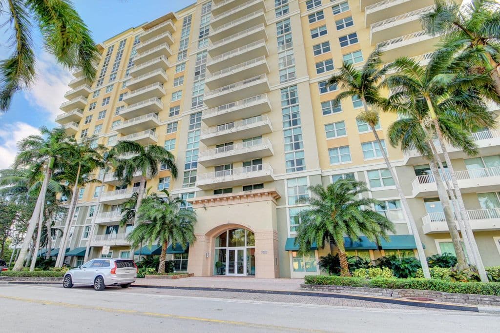 2-bedroom Condo — 625 Casa Loma Boulevard #403