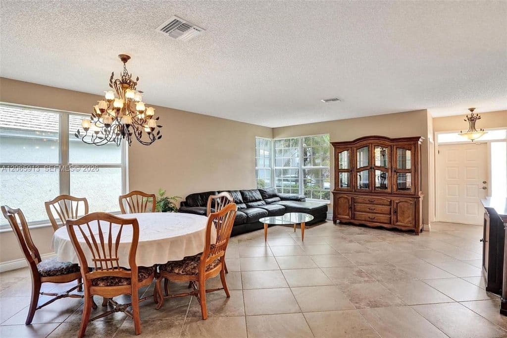 4+1 Müstakil ev — 9308 NW 8th Cir