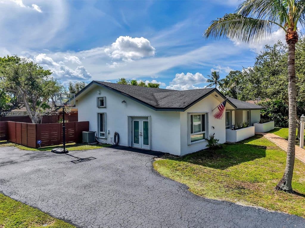 5-bedroom Single-Family Home — 13241 SW 104th Ave