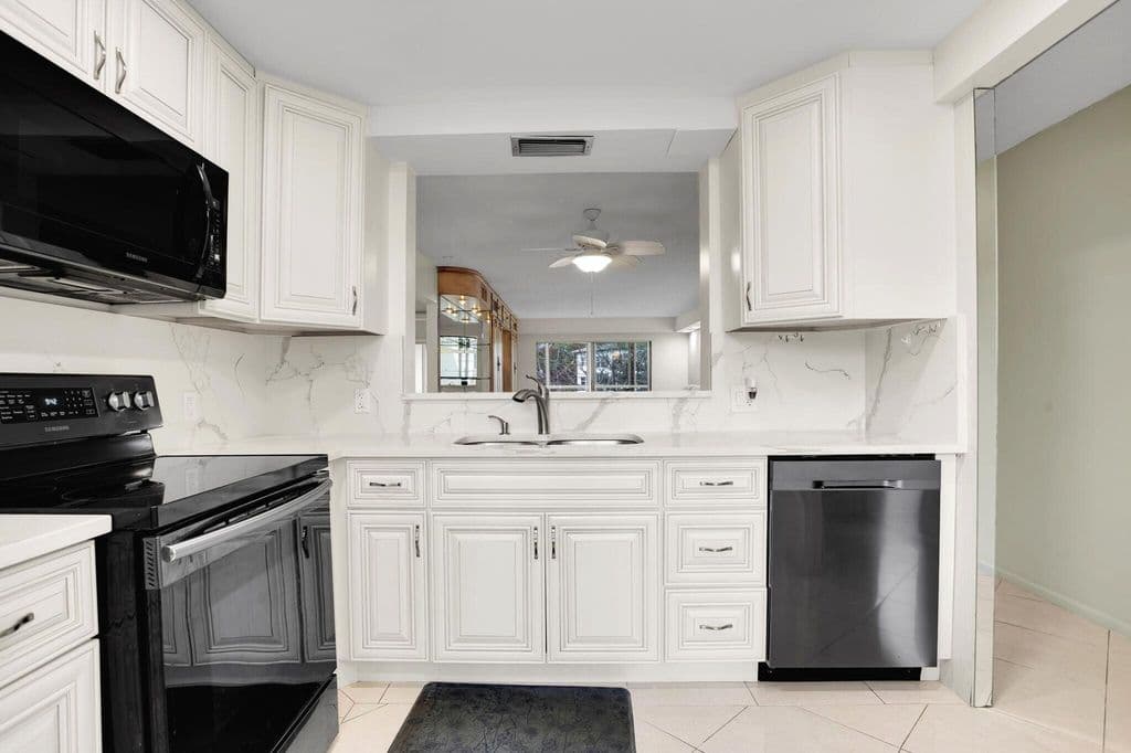 2+1 Condo — 4701 Martinique Drive #K3