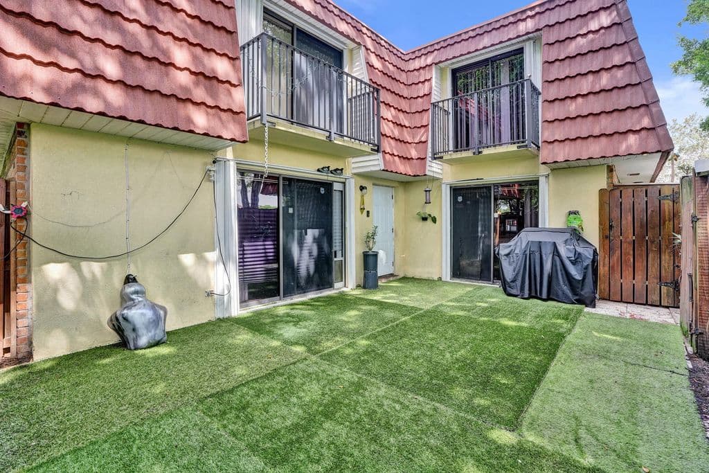 2+1 Mülk — 9993 NW 7th Street