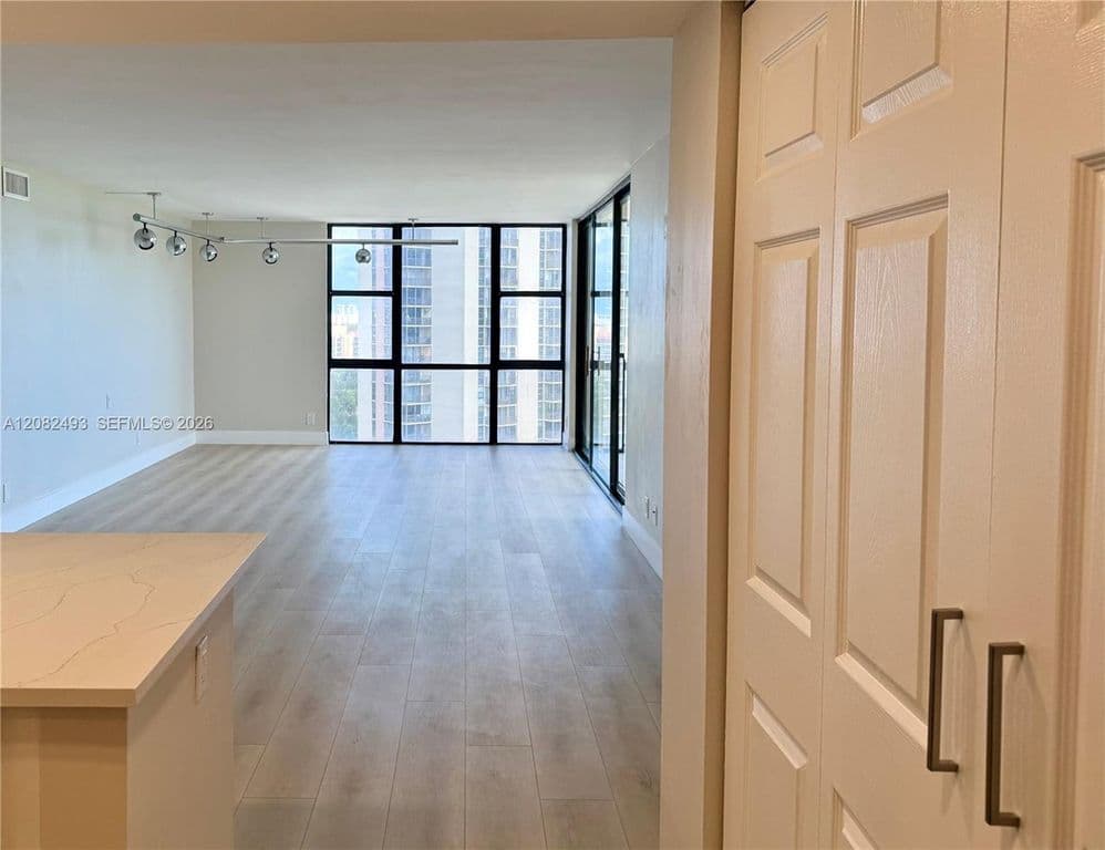 2-bedroom Condo — 20335 N Country Club Dr APT 1203