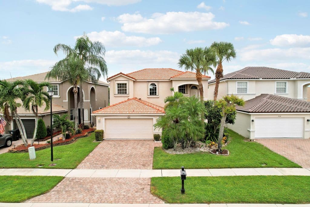 5-bedroom Single-Family Home — 7428 VIA LURIA