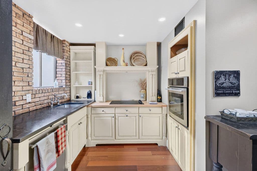 3-bedroom Property — 1401 NE 9th Street #20