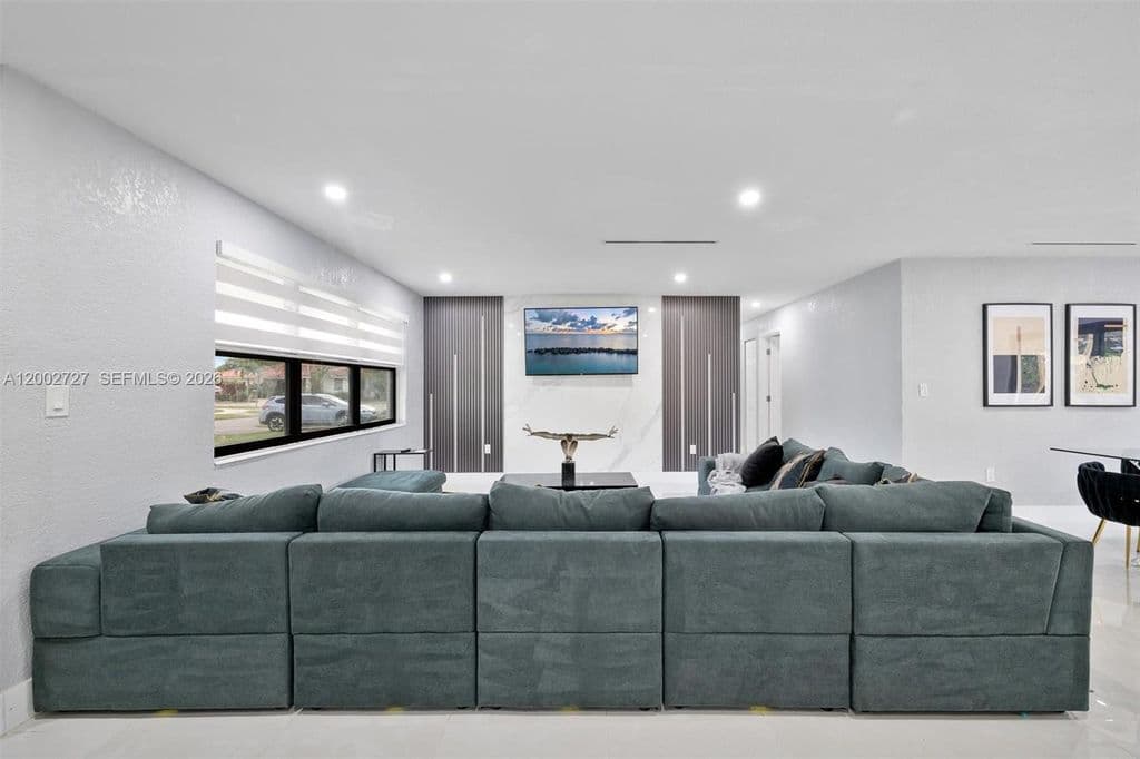 6-bedroom Single-Family Home — 14760 S Spur Dr