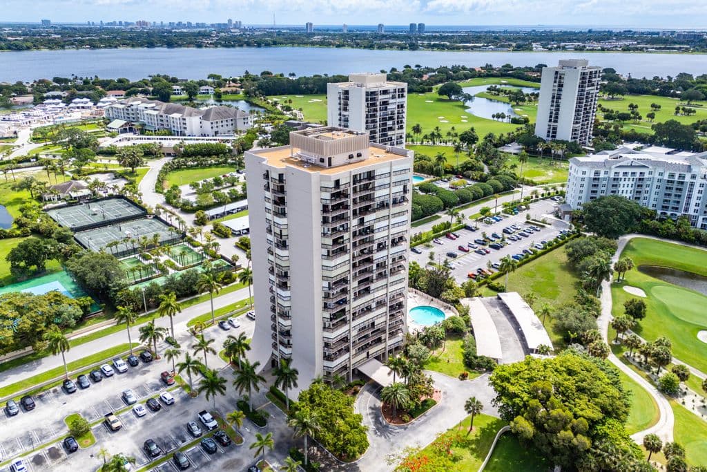 1+1 Condo — 2425 Presidential Way #Ph5