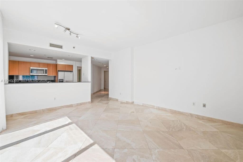 2+1 Condo — 1050 Brickell Ave APT 3314