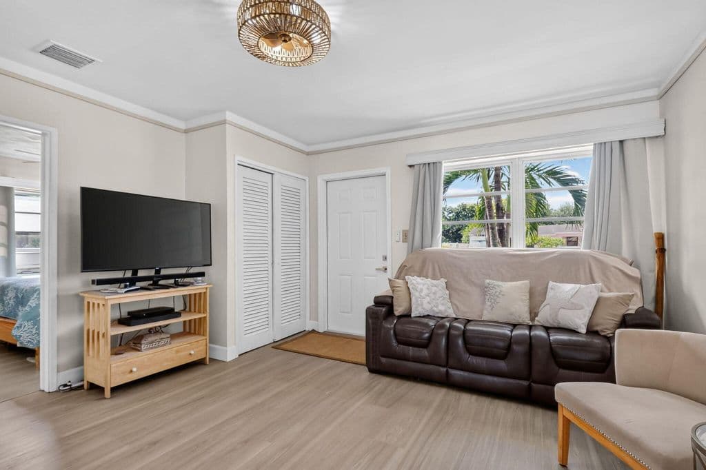 2-bedroom Single-Family Home — 6533 SW 19TH Street
