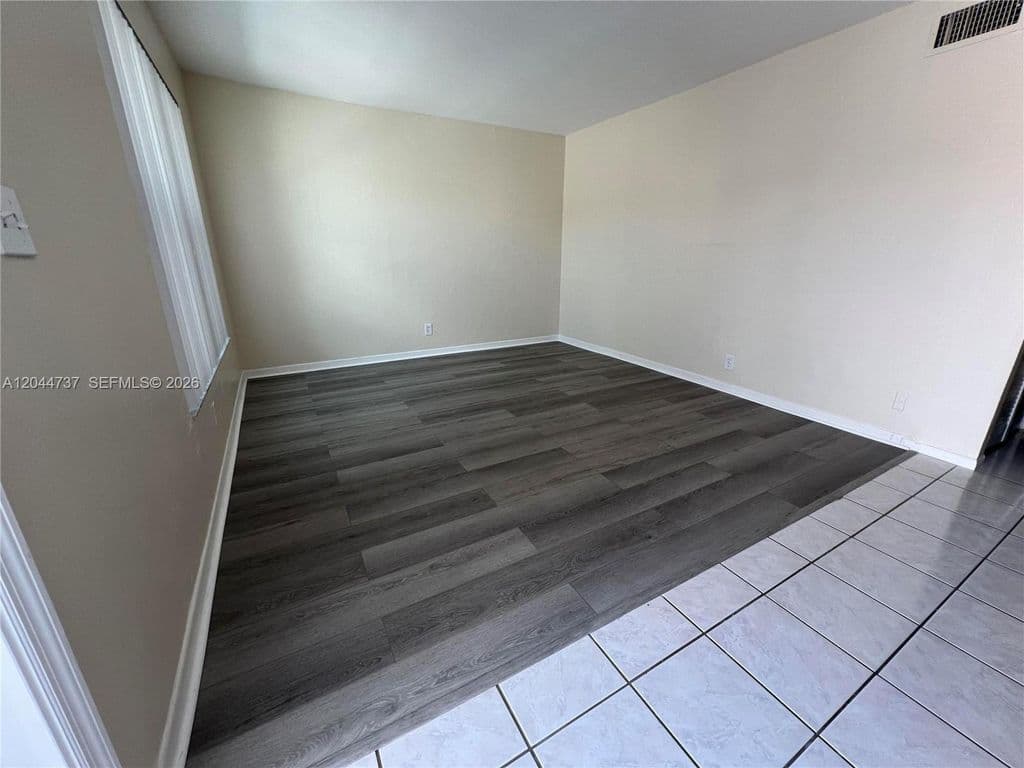 3+1 Mülk — 3745 SW 59th Ave #124