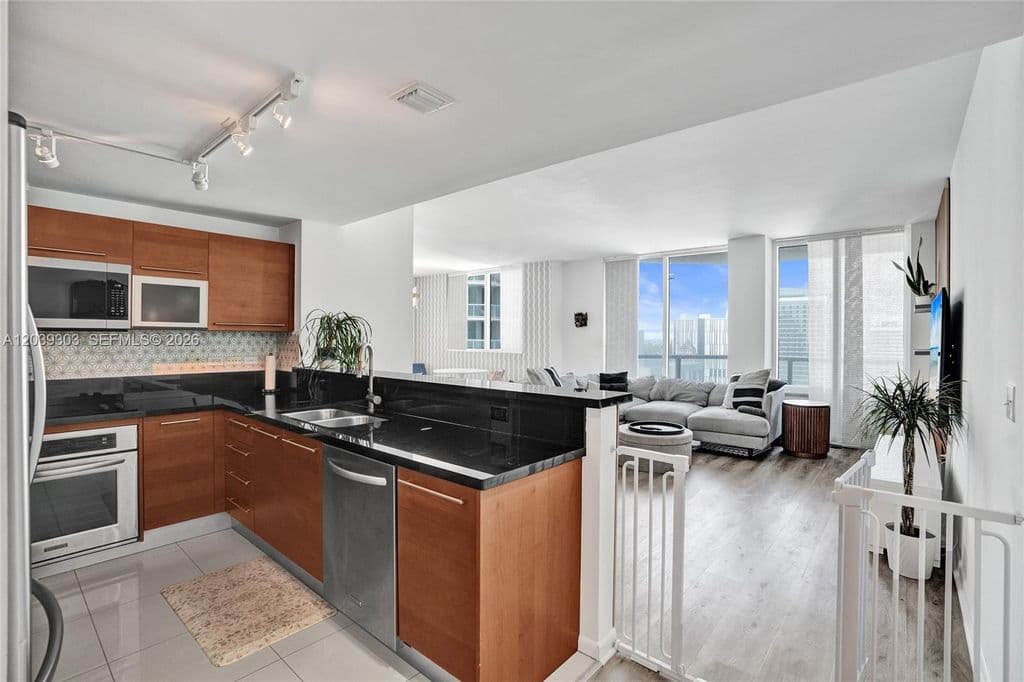 2+1 Condo — 244 Biscayne Blvd APT 3409