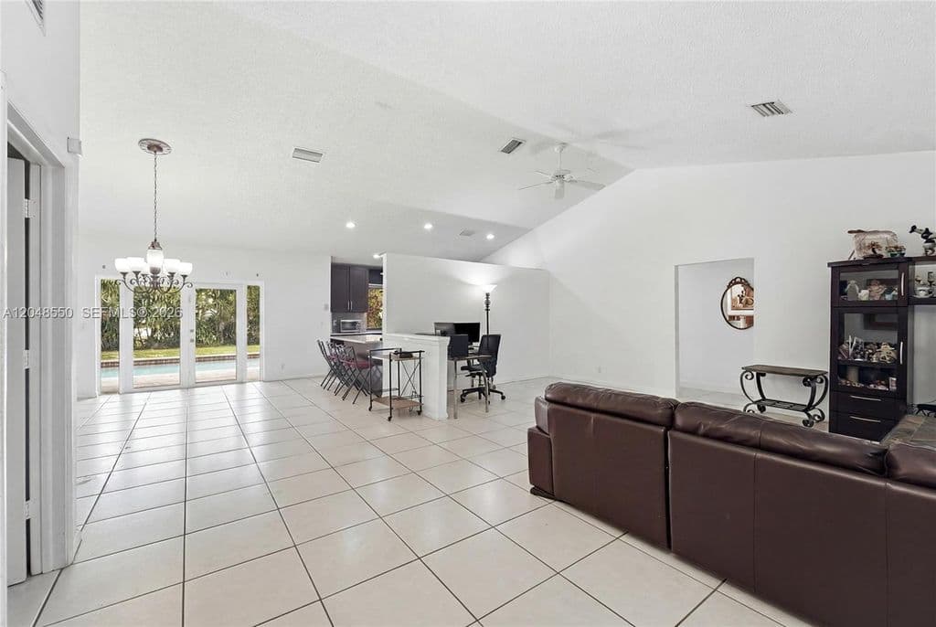 4+1 Müstakil ev — 10623 NW 7th Pl