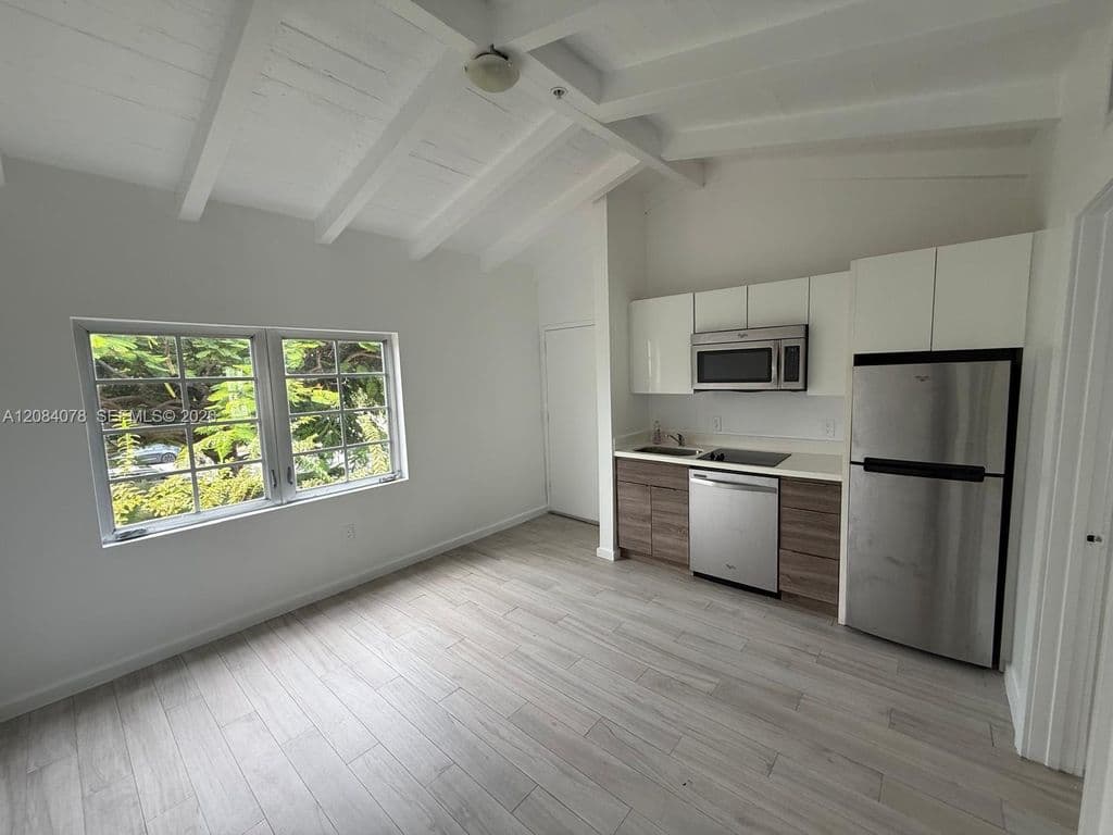 1-bedroom Condo — 1450 Meridian Ave #202