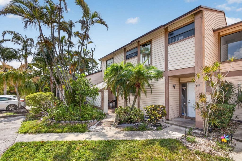 3-bedroom Condo — 110 SHERWOOD Circle #4C