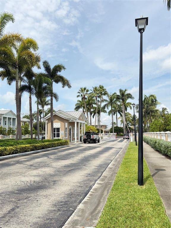 3-bedroom Property — 10780 NW 74th Ln
