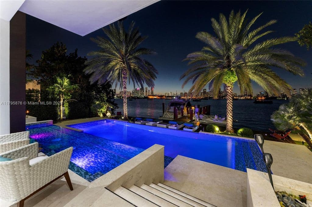 5+1 Müstakil ev — 441 N Hibiscus Dr