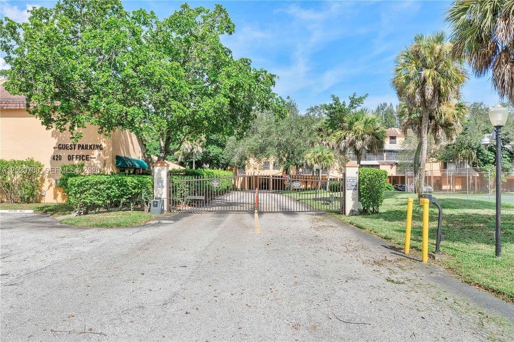 2-bedroom Condo — 430 Commodore Dr APT 213