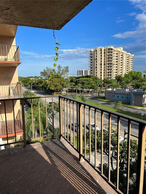 1+1 Condo — 1465 NE 123rd St APT 515