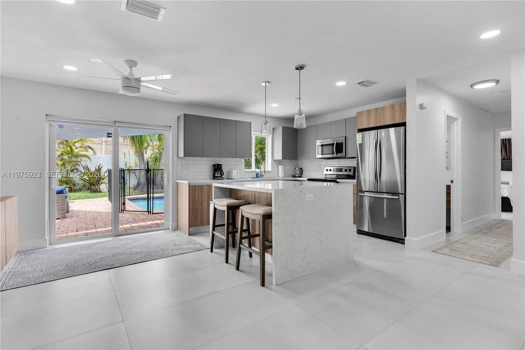 3+1 Müstakil ev — 617 NW 30th Ct