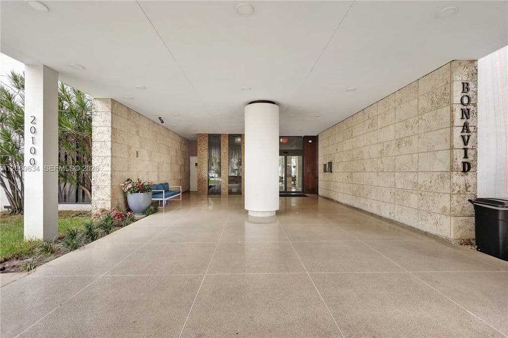 2+1 Condo — 20100 W Country Club Dr APT 204
