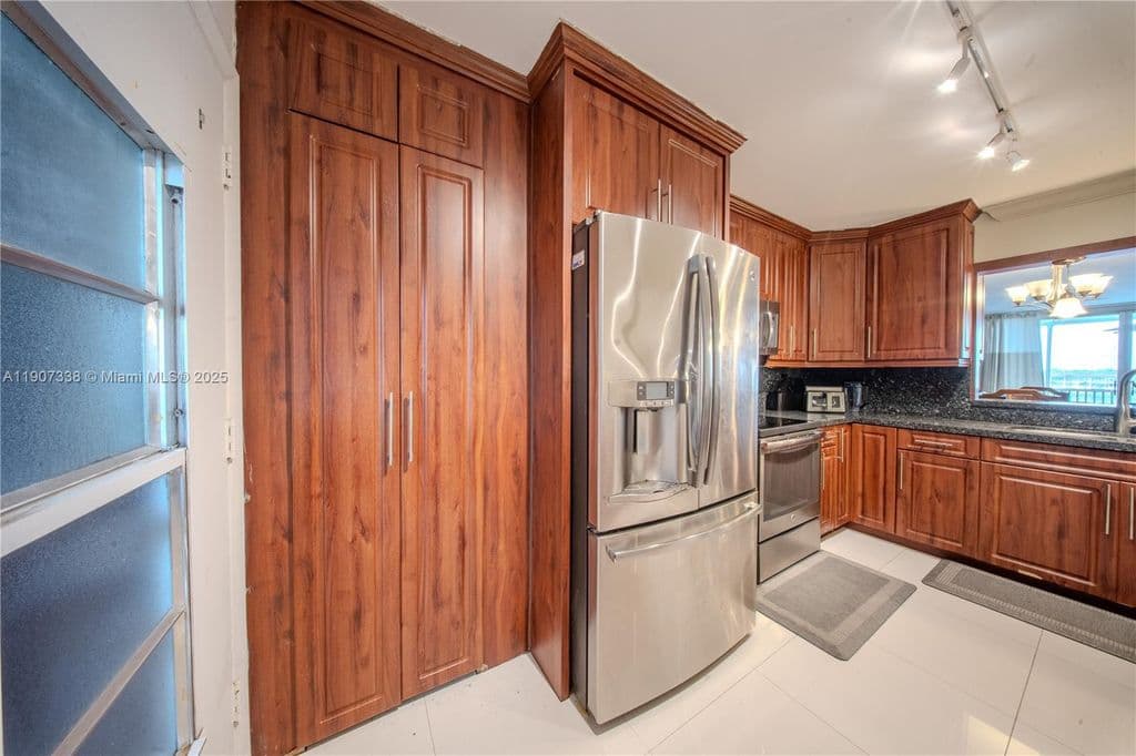 2+1 Condo — 1660 NE 191st St #4101