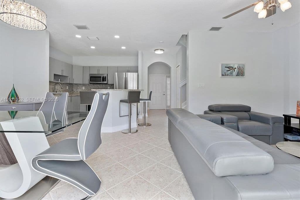 2+1 Mülk — 12941 SW 29th St