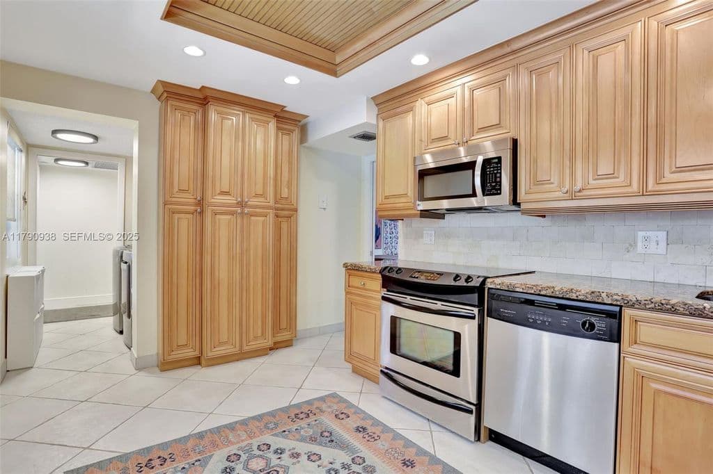3+1 Condo — 4020 W Palm Aire Dr APT 204
