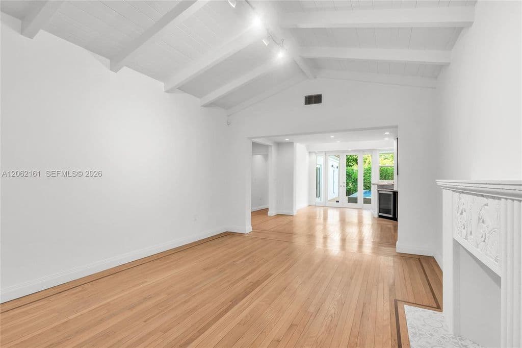 4+1 Müstakil ev — 776 NE 74th St