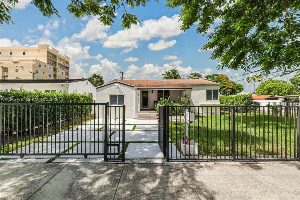 4+1 Müstakil ev — 2801 NW 6th St