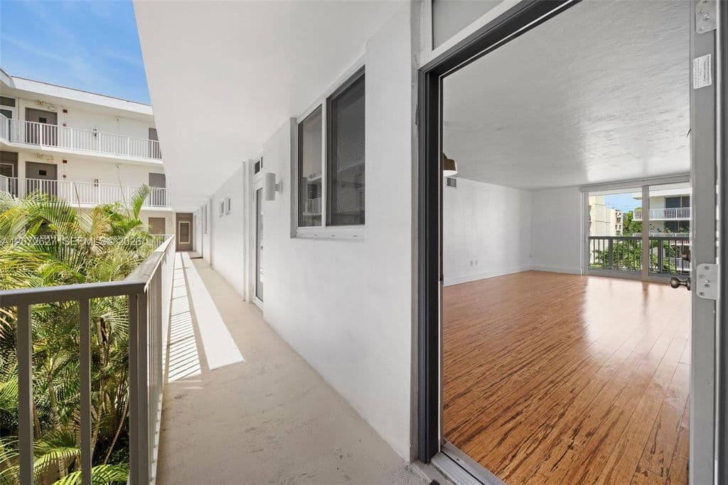 1+1 Condo — 1670 Bay Rd APT 4B