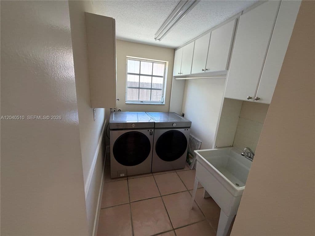 5-bedroom Single-Family Home — 15836 SW 144th Pl