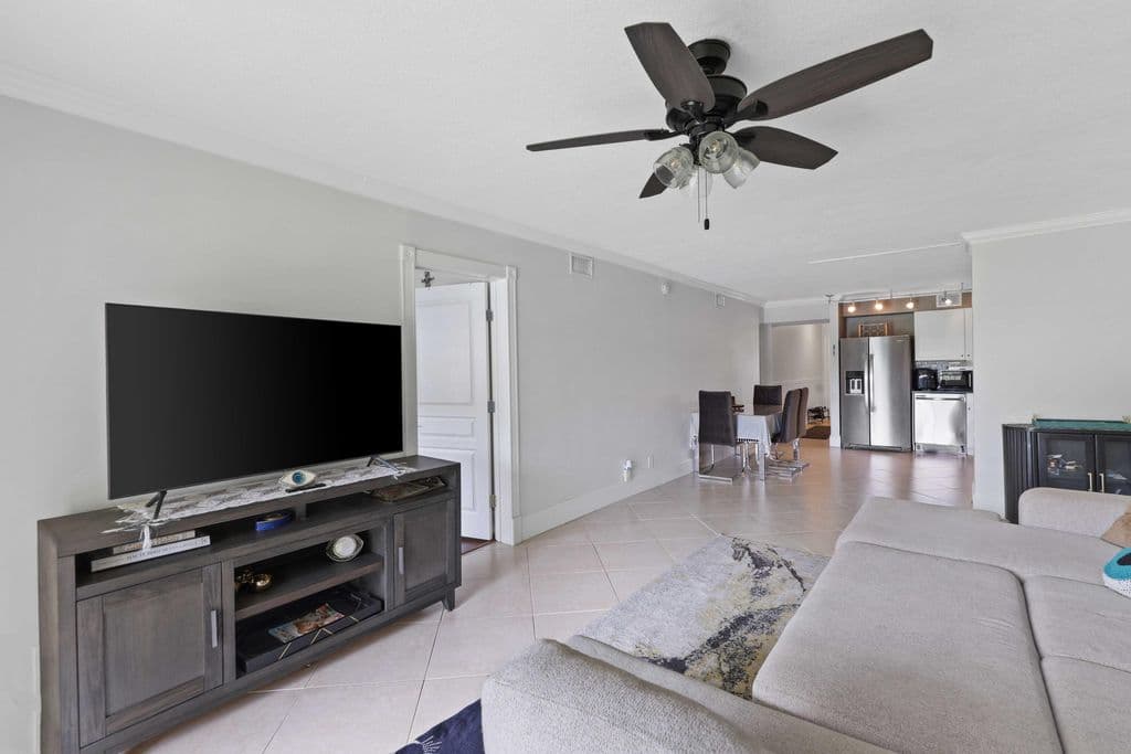 3-bedroom Condo — 3020 Florida Boulevard #202-c