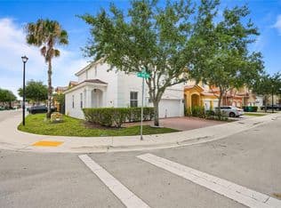 5-bedroom Townhouse — 8741 NW 110th Ave, Doral, 33178