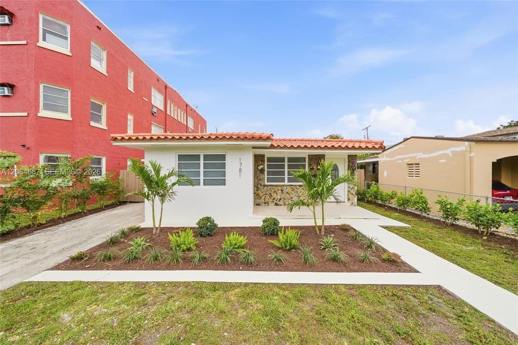 4+1 Müstakil ev — 1781 SW 13th St
