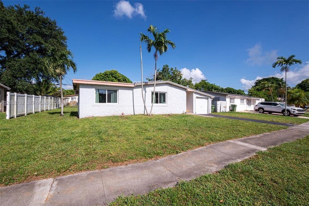 3+1 Müstakil ev — 220 SW 65th Ave