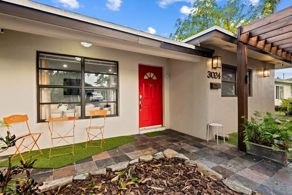 6-bedroom Single-Family Home — 3024 NE 2nd Terrace