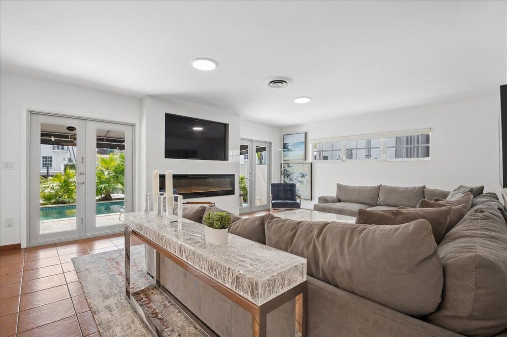 3-bedroom Single-Family Home — 325 Coconut Isle Drive