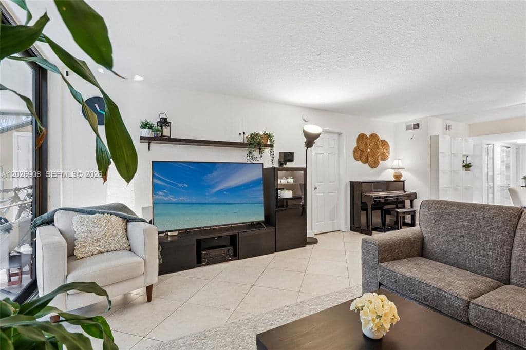 2-bedroom Condo — 400 Commodore Dr APT 206