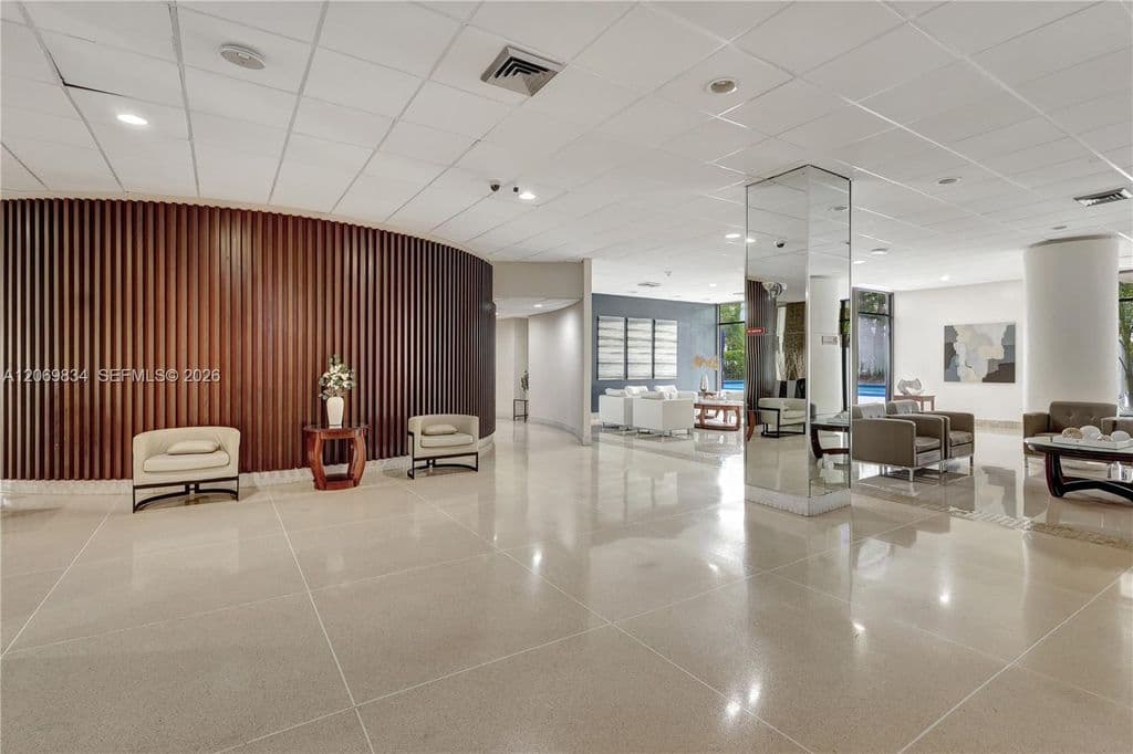 2+1 Condo — 20100 W Country Club Dr APT 204