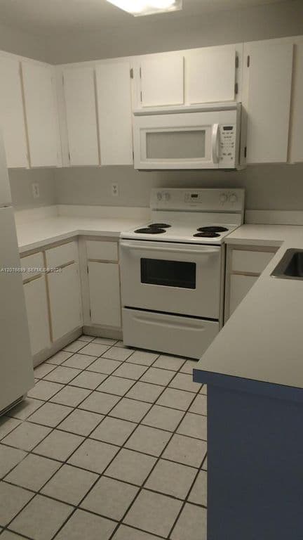 2-bedroom Condo — 9810 Hammocks Blvd APT 202
