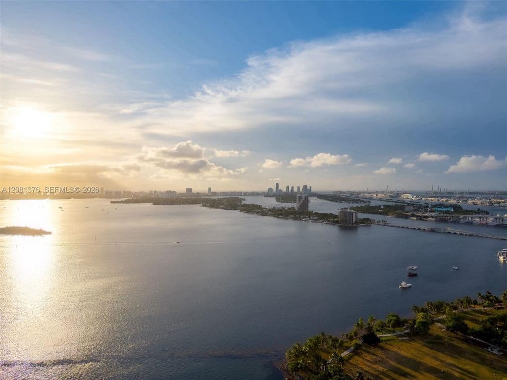 4-bedroom Condo — 2020 N Bayshore Dr #3405-3406