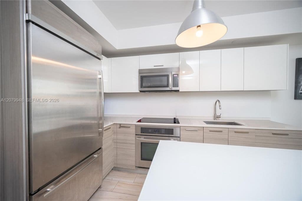 1-bedroom Condo — 1300 Brickell Bay Dr APT 710