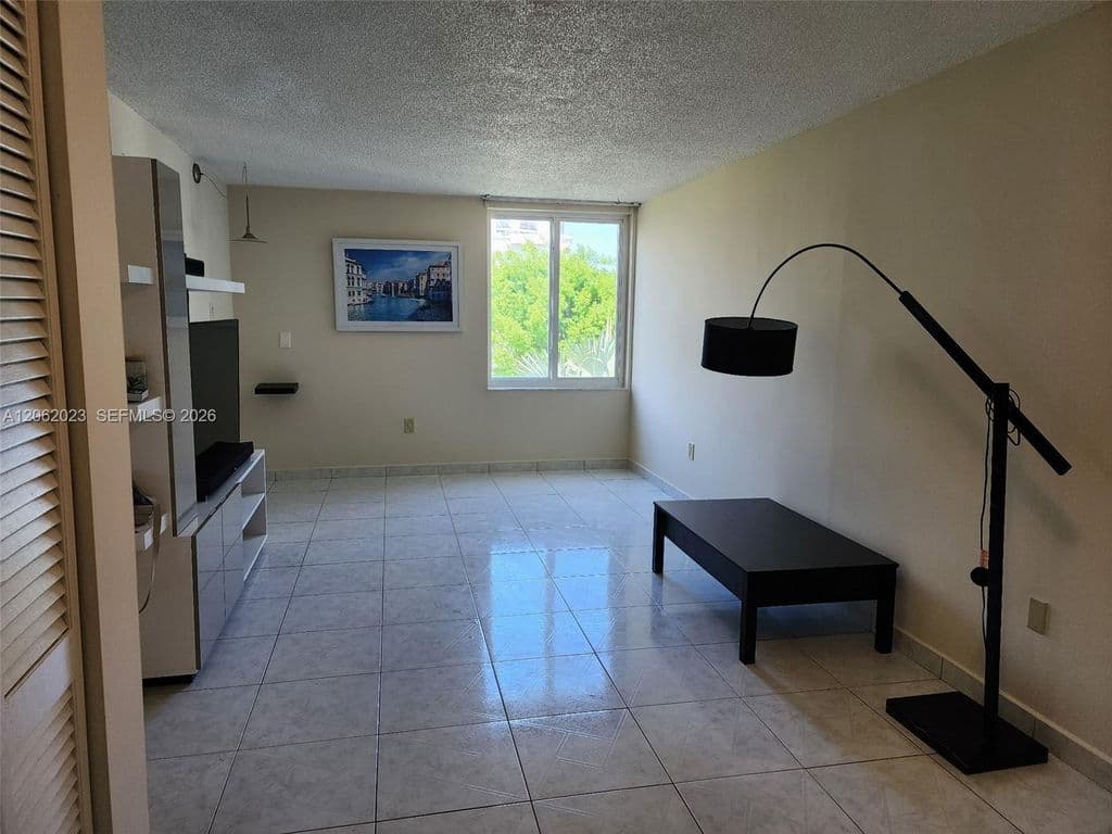1+1 Condo — 250 180th Dr APT 301
