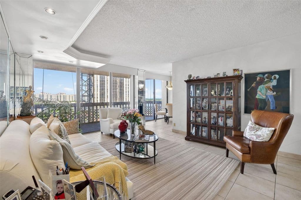 2-bedroom Condo — 19355 Turnberry Way APT 8L