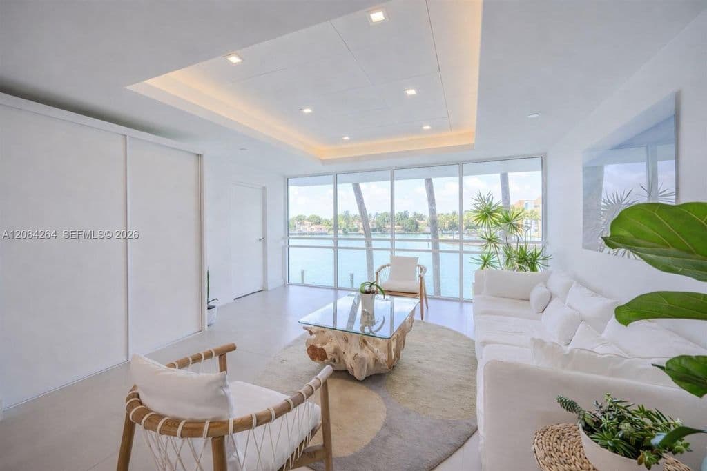 2+1 Condo — 5900 Collins Ave APT 1405