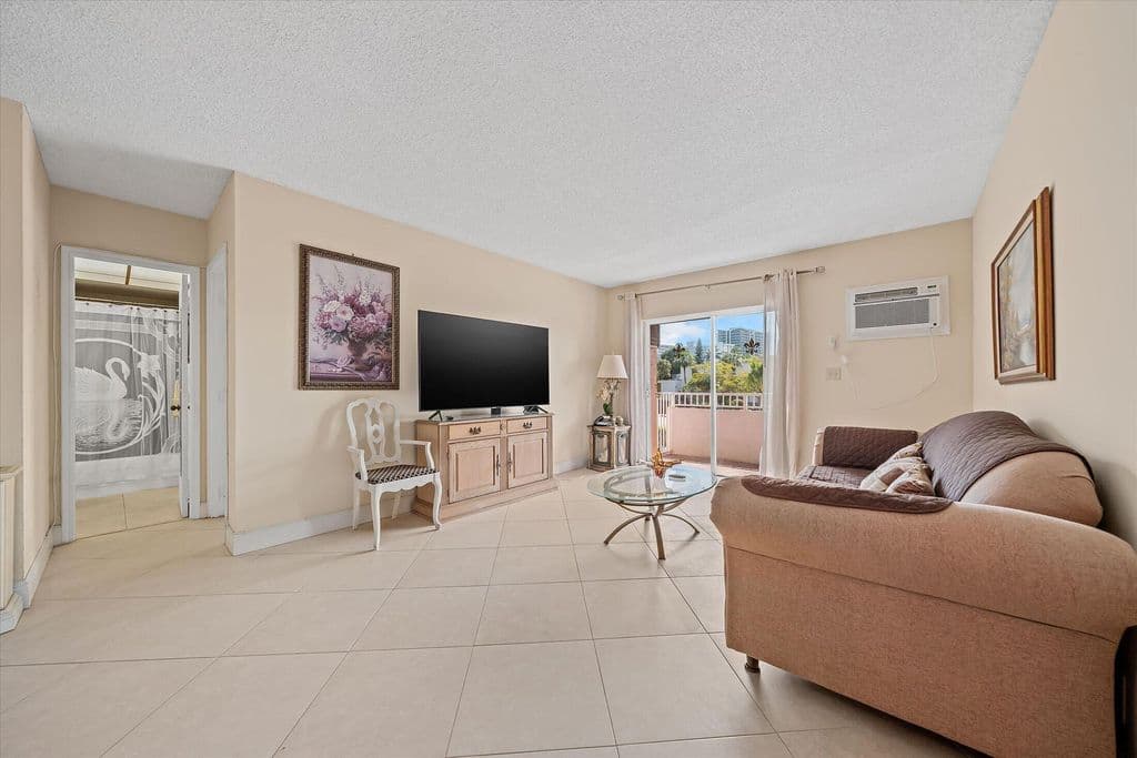 1-bedroom Condo — 3201 NE 14th Street Causeway #209