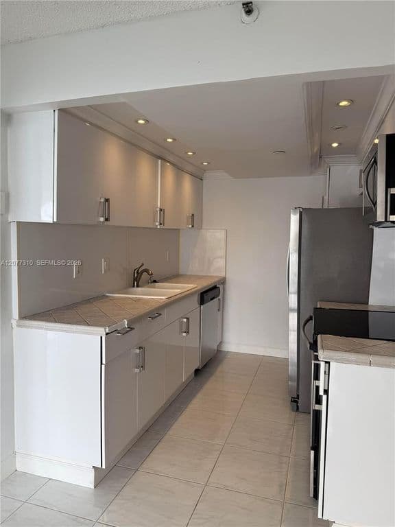 2+1 Condo — 17500 N Bay Rd #S907