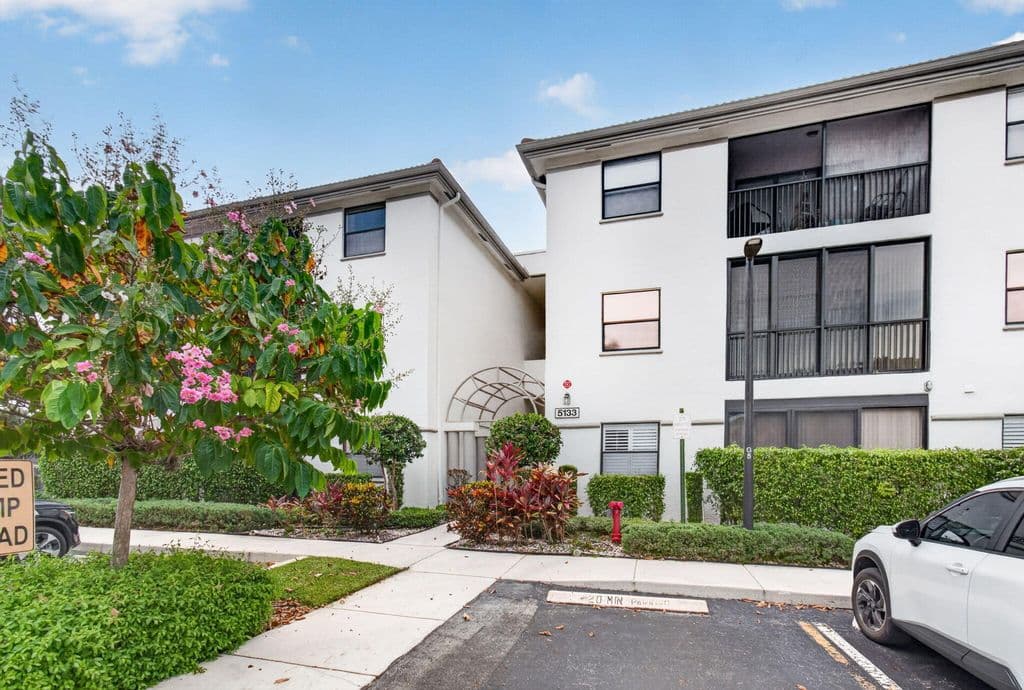 3-bedroom Condo — 5133 Brisata Circle #B