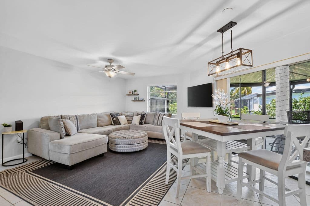 2+1 Mülk — 327 NW 36TH Avenue