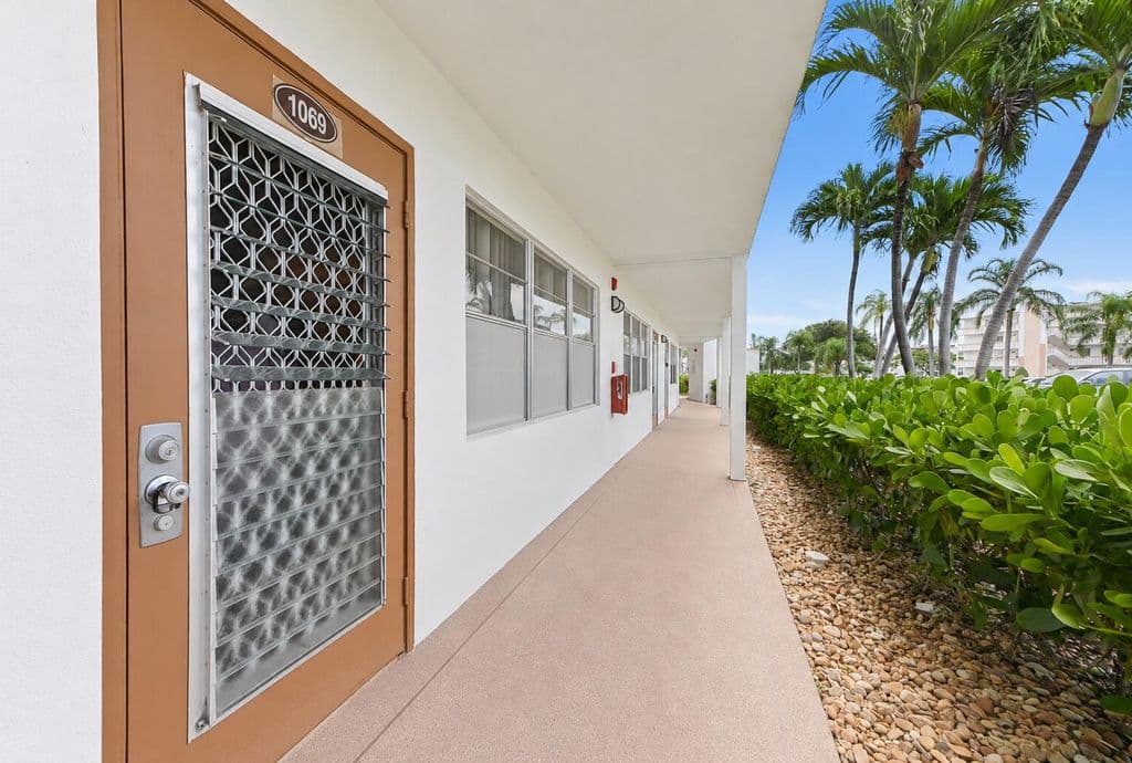 1-bedroom Condo — 1069 Cornwall D